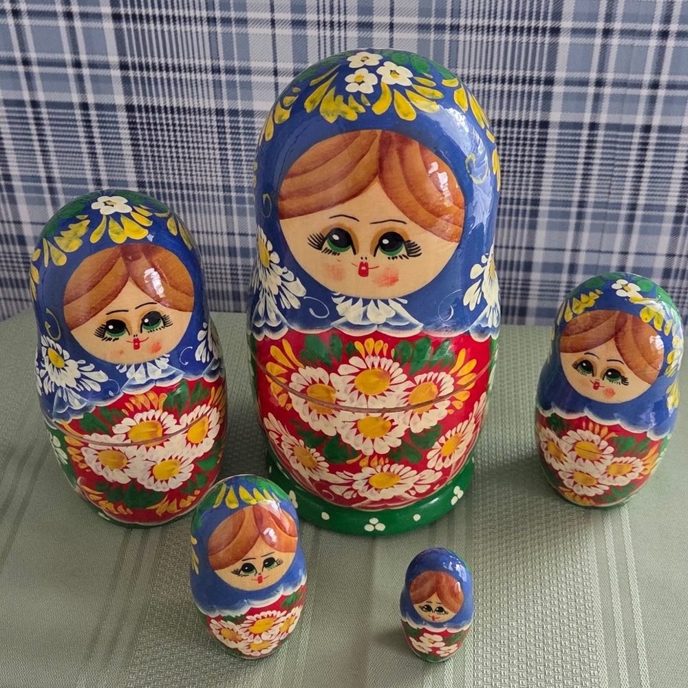 Russian Nesting Dolls set of 5.